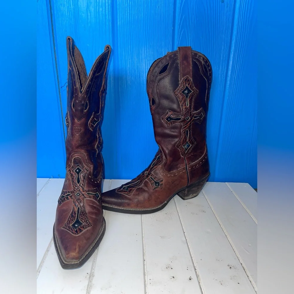 Ariat black and brown studded cross cowboy boots. - Picture 2 of 6